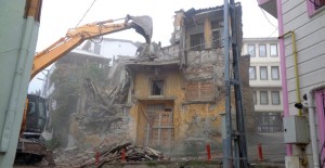 Osmangazi Alipaşa Mahallesi'nde çökme teklikesi bulunan bina yıkıldı!