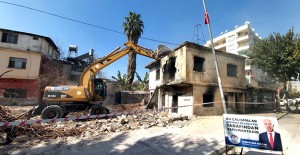 Mersin Akdeniz Bahçe Mahallesi'ndeki metruk bina yıkıldı!