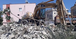 Mersin Akdeniz'de metruk binaların yıkım çalışmaları devam ediyor!