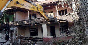 Osmangazi Belediyesi Tuna Mahallesi'ndeki metruk binayı yıktı!