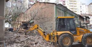 Gemlik'te metruk bina yıkımları devam ediyor!
