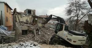 Gümüşyaka'da 30 yıllık metruk bina yıkıldı!